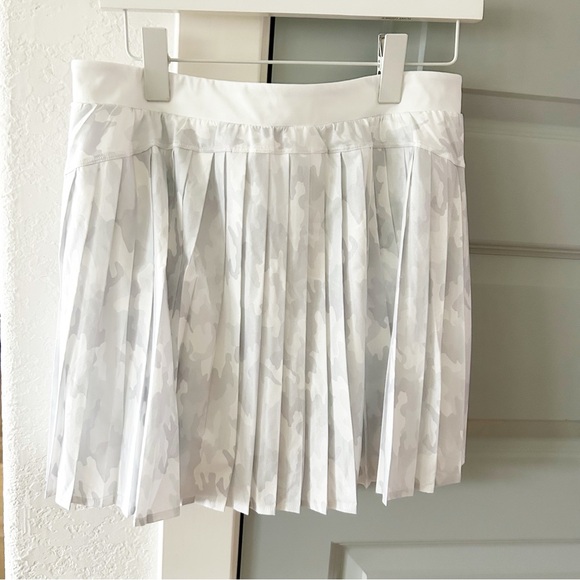 NWT Spanx Get Moving Pleated Tennis Skort Camo - Picture 3 of 4